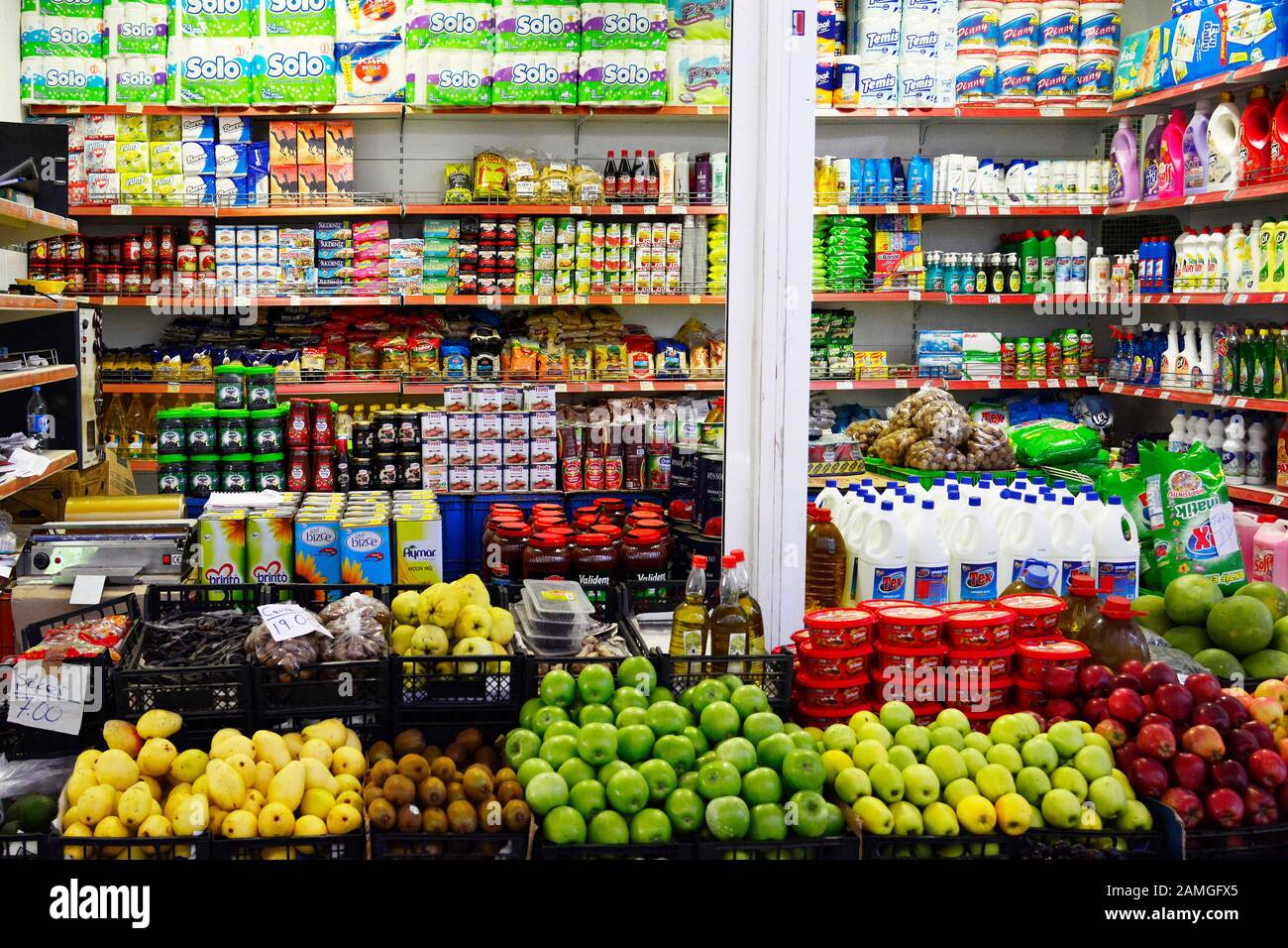 Nicosie, Chypre - 20 octobre 2015 : épicerie avec différents légumes, fruits et produits Banque D'Images