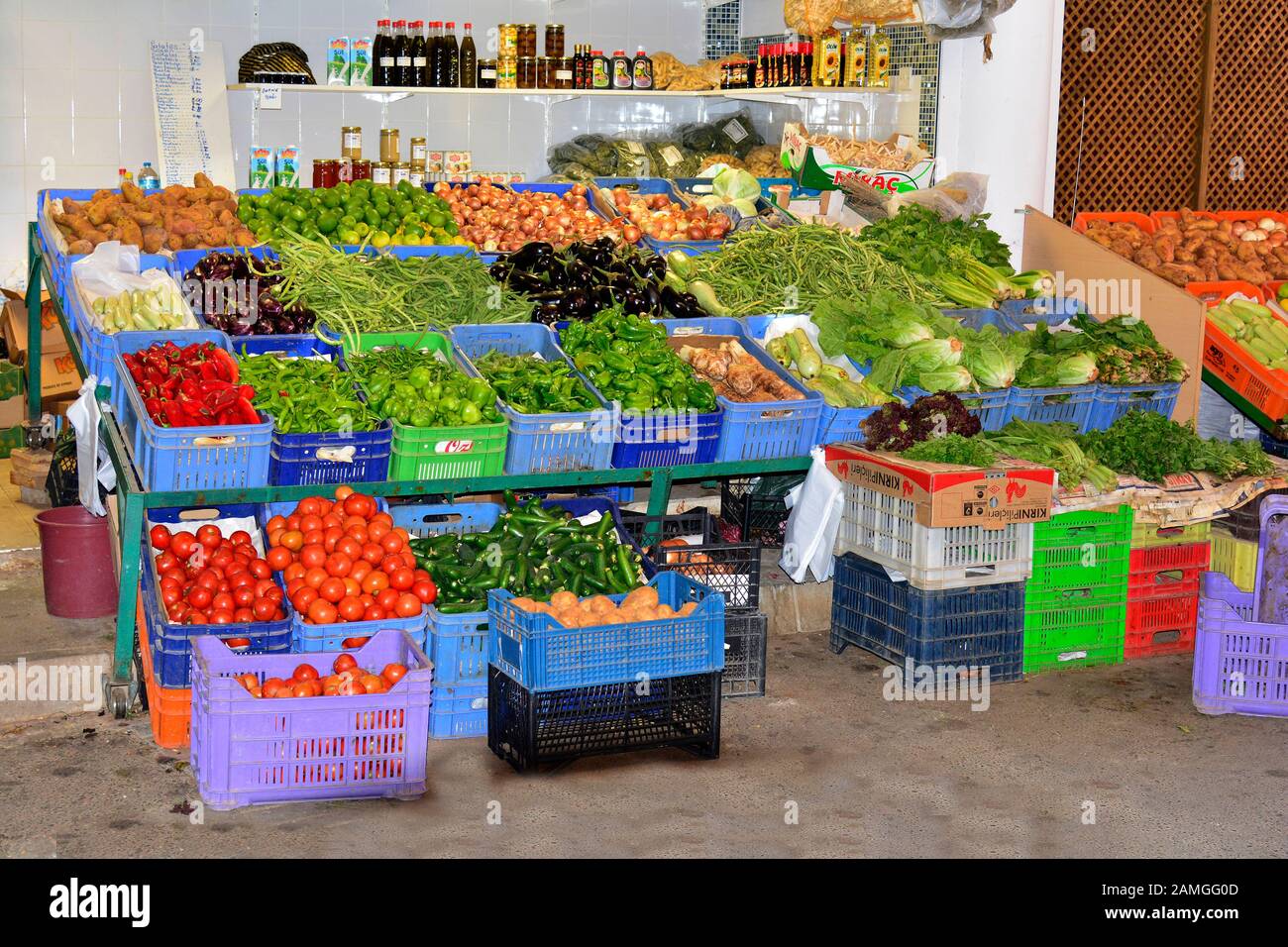 Nicosie, Chypre - 20 octobre 2015 : épicerie avec différents légumes, fruits et produits Banque D'Images