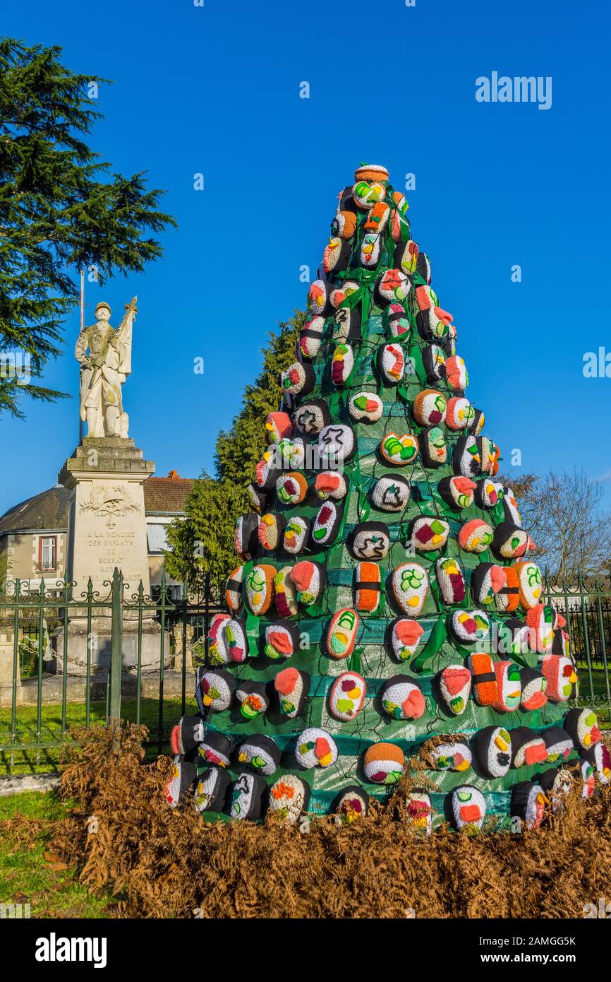 Décorations de Noël dans le village de Bossay-sur-Claise, Indre-et-Loire, France. Banque D'Images