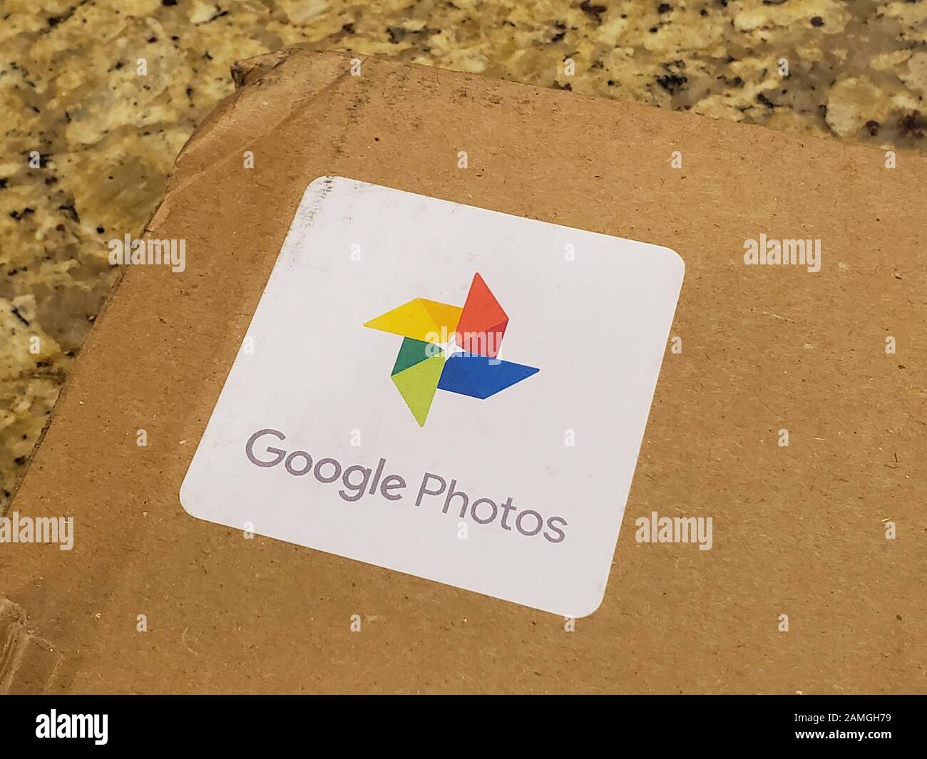 Gros plan du logo pour Google Photos sur une boîte d'expédition, San Ramon, Californie, 8 décembre 2019. () Banque D'Images