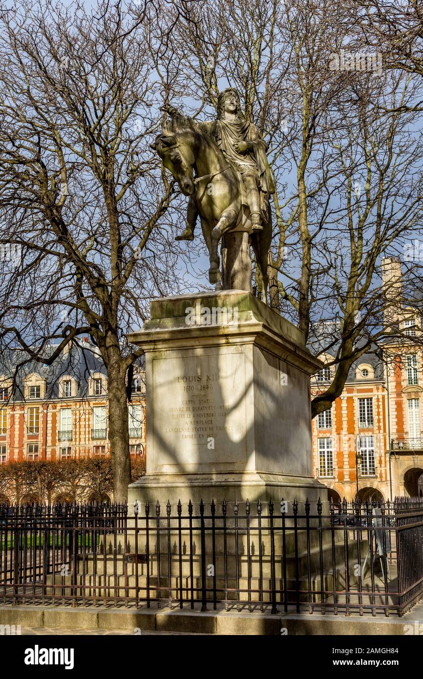 Statue équestre du roi Louis XIII de France Dans La Place des Vosges, Paris, France. Banque D'Images