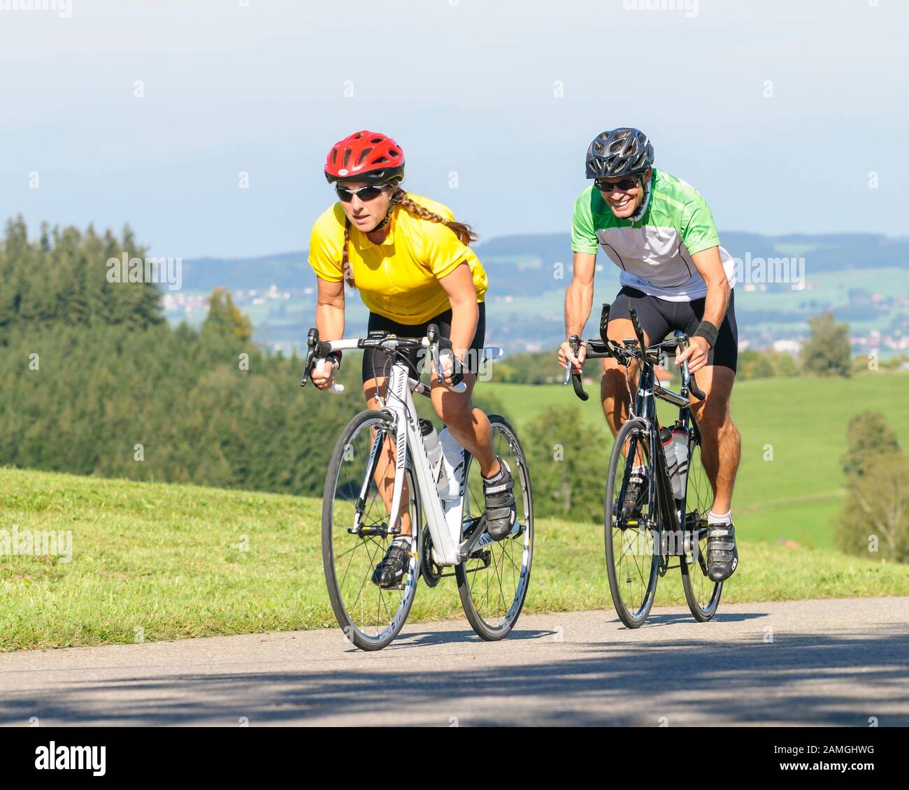 Couple faisant un tour à vélo sur vélo de course à un après-midi ensoleillé de Bavière Allgäu Banque D'Images