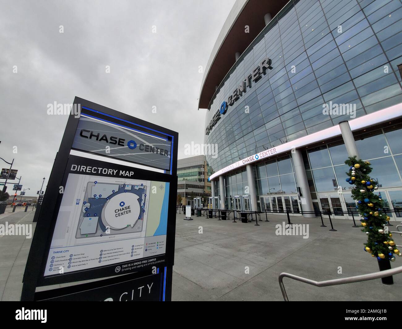 Façade avec panneau au Chase Center, la nouvelle maison de l'équipe de basket-ball des Golden State Warriors NBA dans le quartier de Mission Bay à San Francisco, Californie, 5 décembre 2019. () Banque D'Images