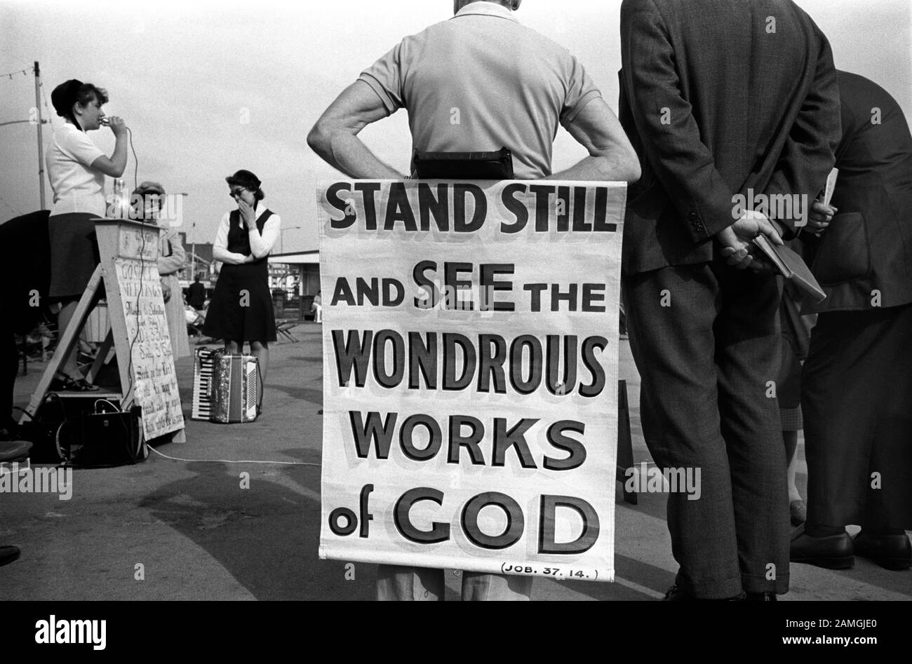 Rencontre évangélique chrétienne, les prédicateurs de rue sardant l'évangile chrétien 'restent immobiles et voient les merveilleuses œuvres de Dieu.' Parmi les vacanciers du week-end à Southend on Sea, Essex, Angleterre. ANNÉES 1974 1970 ROYAUME-UNI HOMER SYKES Banque D'Images