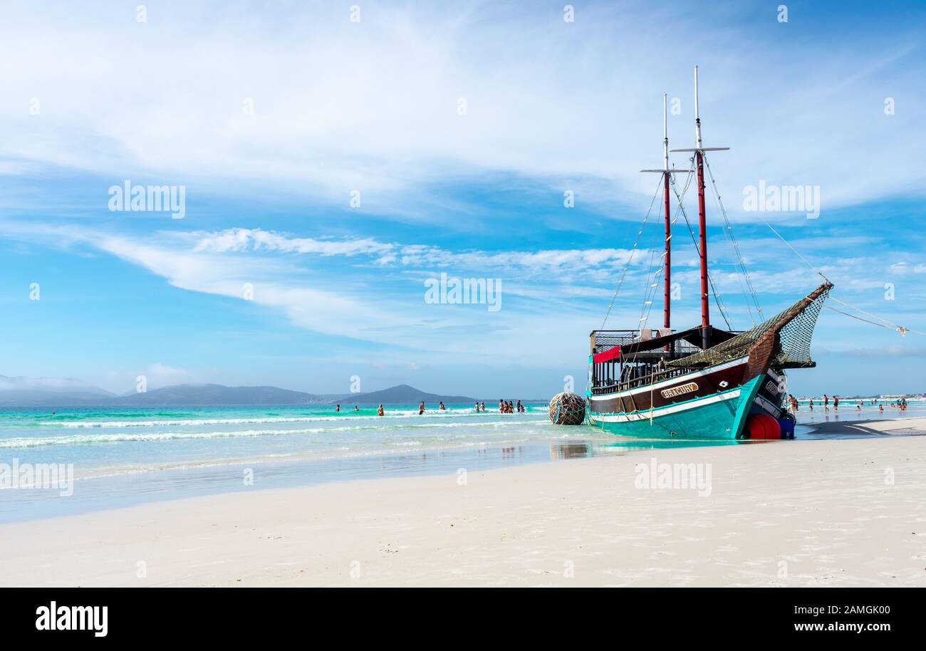Un bateau en bois coloré s'agrée sur une belle plage tropicale de sable blanc au Brésil Banque D'Images