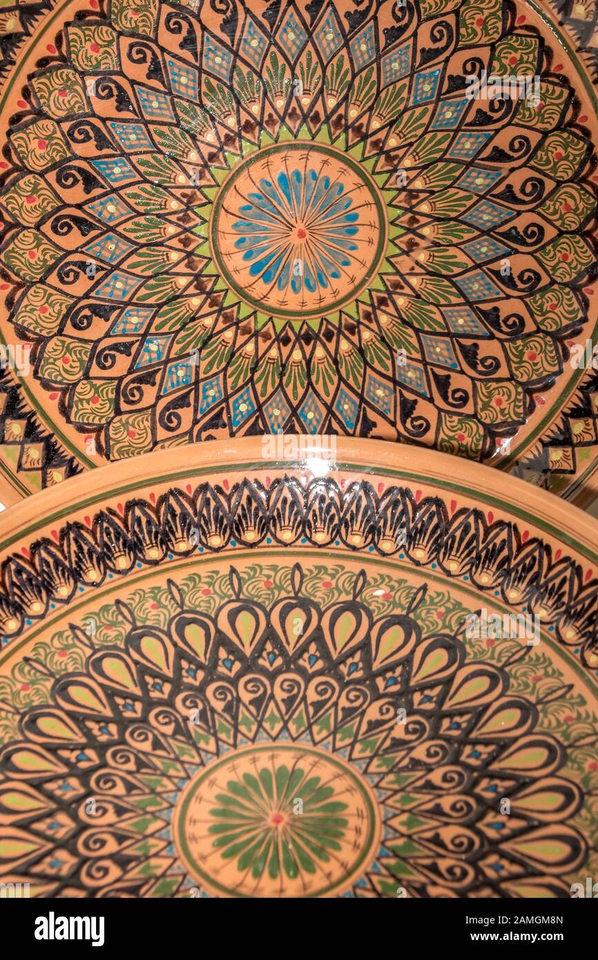 La vaisselle en céramique des Ouzbeks. Plaques en céramique de décoration  traditionnelle avec l'ornement de l'Ouzbékistan Photo Stock - Alamy