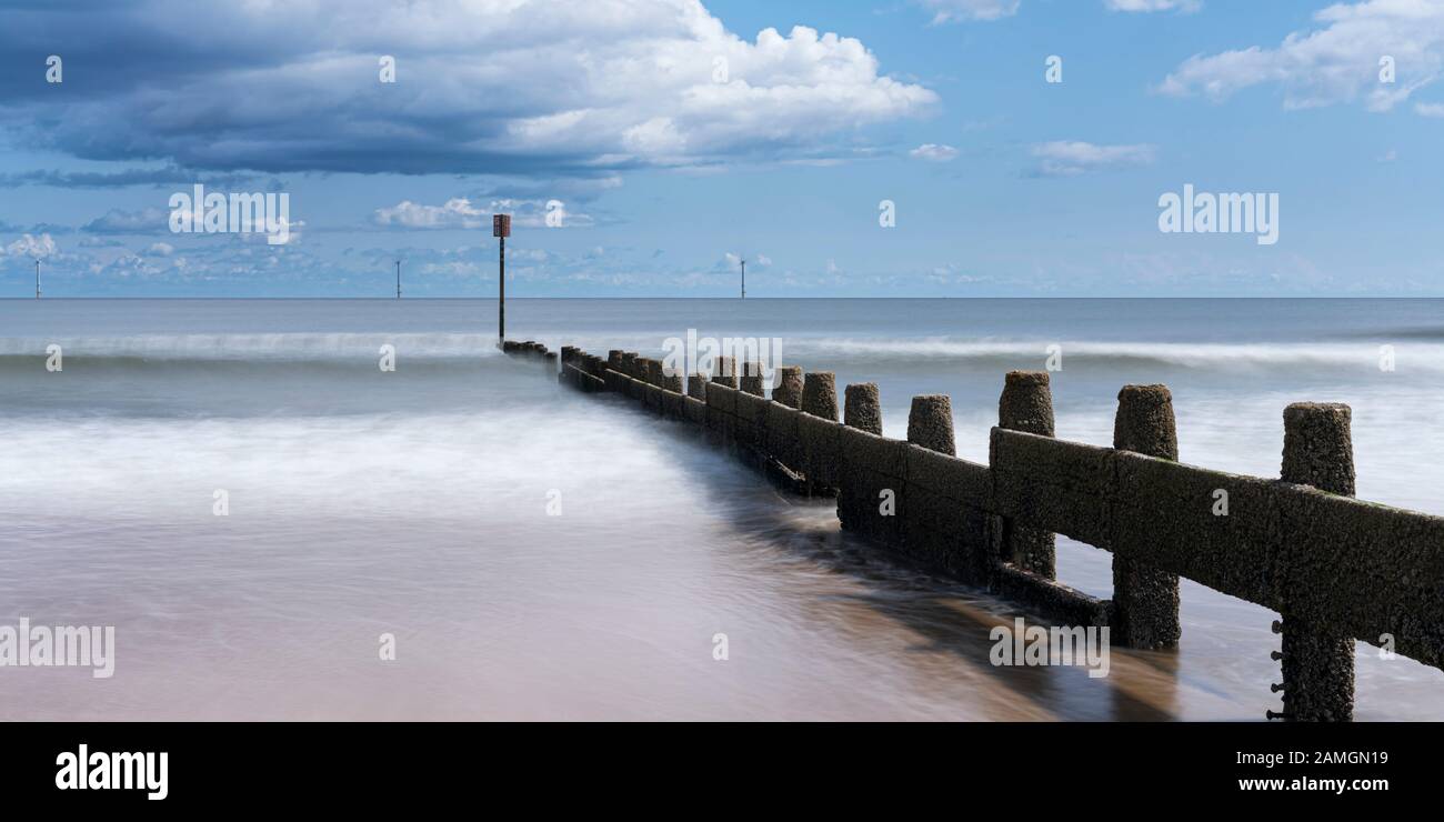 Défenses de mer sur Blyth's South Beach, Northumberland, Angleterre Banque D'Images