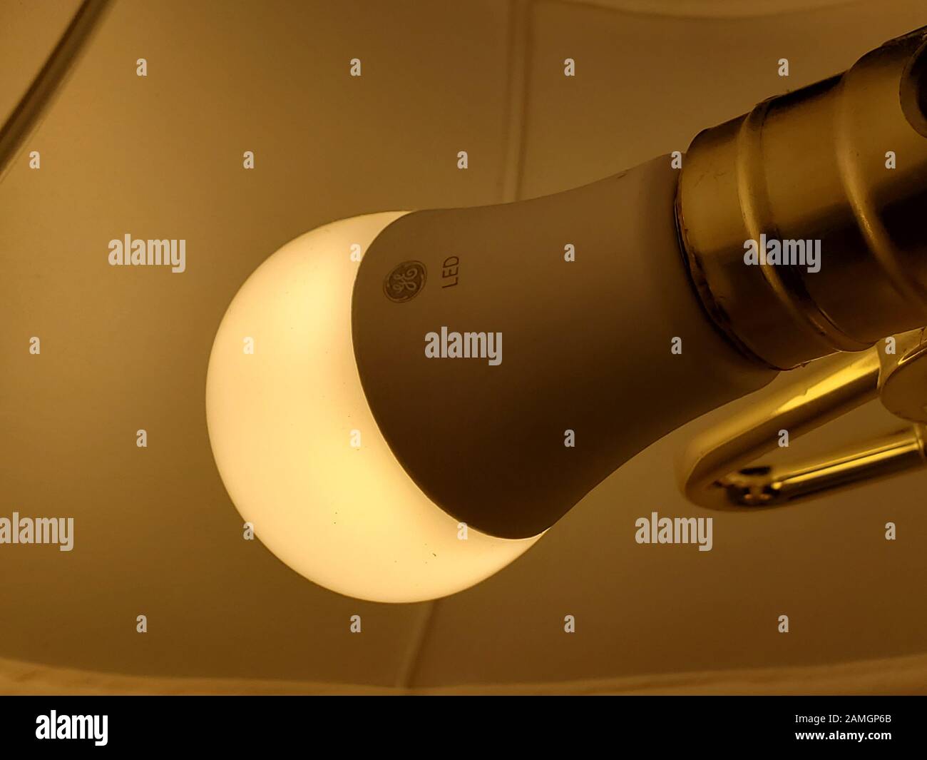Gros plan de l'ampoule LED à économie d'énergie de la marque General Electric (GE) installée dans une lampe de table, San Ramon, Californie, 2 janvier 2020. () Banque D'Images
