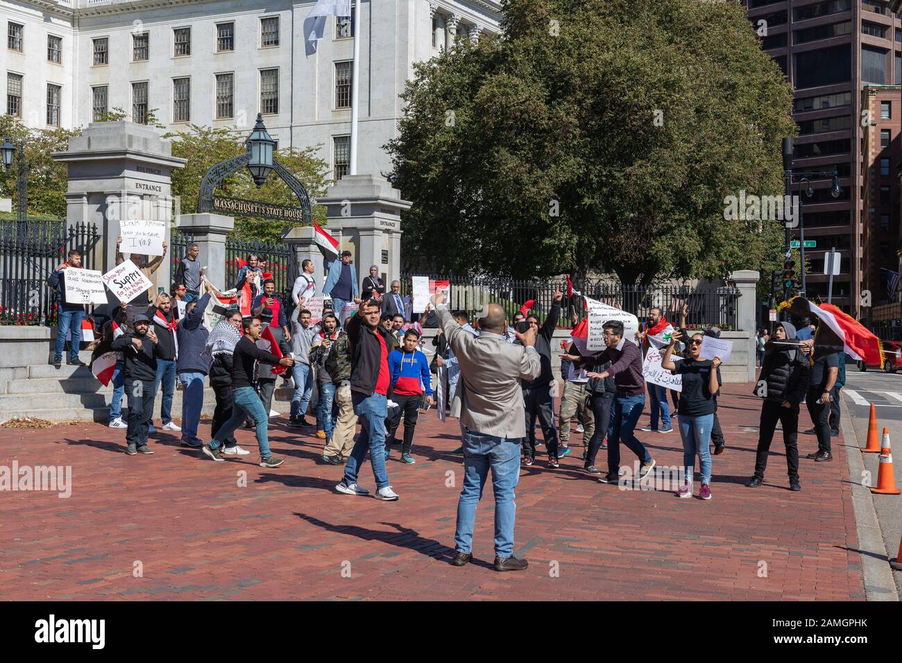 Boston, États-Unis, Oktober 5, 2019 manifestation irakienne à la maison d'État du Massachusetts. Les manifestants se prennent position contre le manque d'emplois et la corruption. Banque D'Images