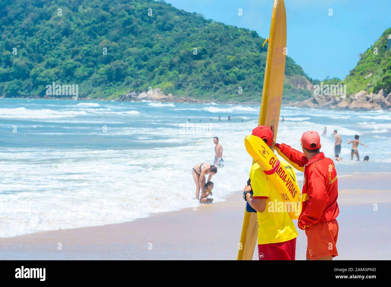 Guaruja - SP, Brésil - 20 novembre 2019: Sauveteurs du Service des  incendies regardant attentivement et prenant soin des bains de soleil à  Praia do Tombo bea Photo Stock - Alamy