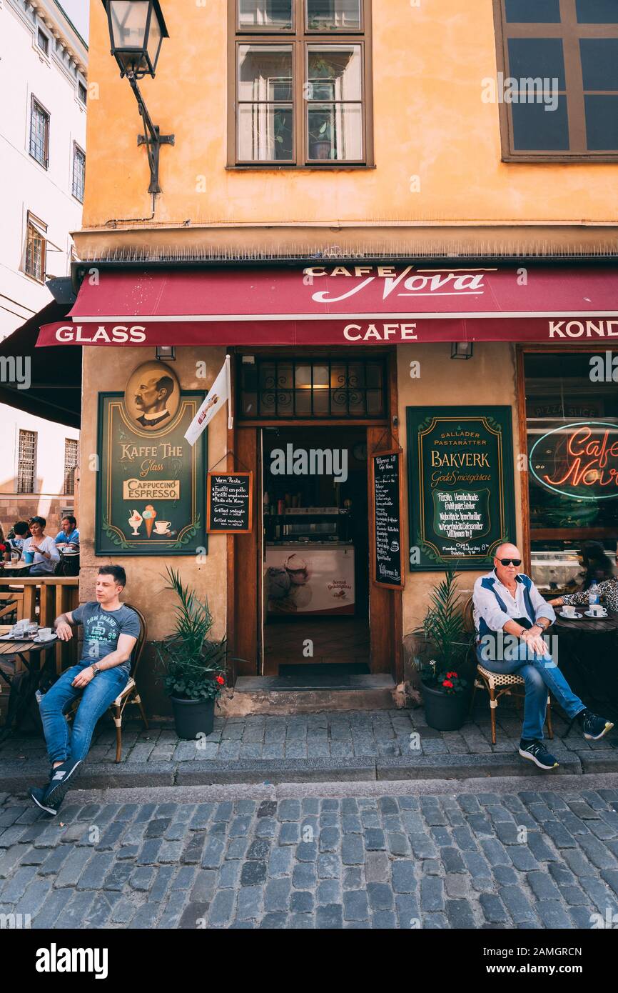 Éditorial 06.20.2019 Stockholm Suède café et restaurant avec terrasse à l'extérieur dans la vieille ville avec des personnes assises à l'extérieur Banque D'Images