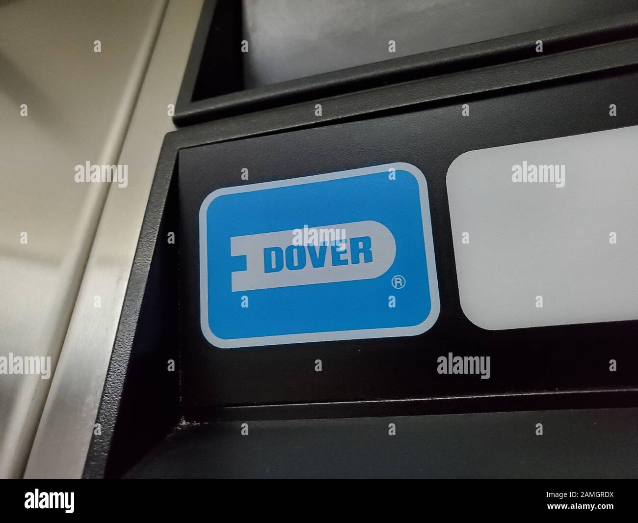 Gros plan du logo de la Dover Elevator Company, acquise par ThyssenKrupp en 2001, dans un ascenseur dans une installation commerciale, Lafayette, Californie, le 9 janvier 2020. () Banque D'Images