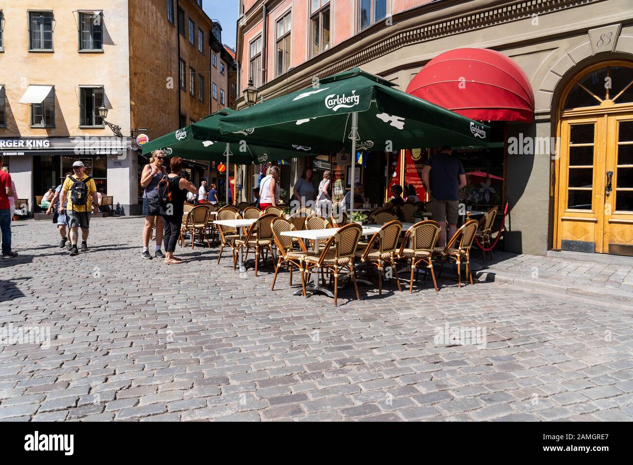 Éditorial 06.20.2019 Stockholm Suède Une des nombreuses terrasses de la vieille ville en été avec les touristes marchant à pied Banque D'Images