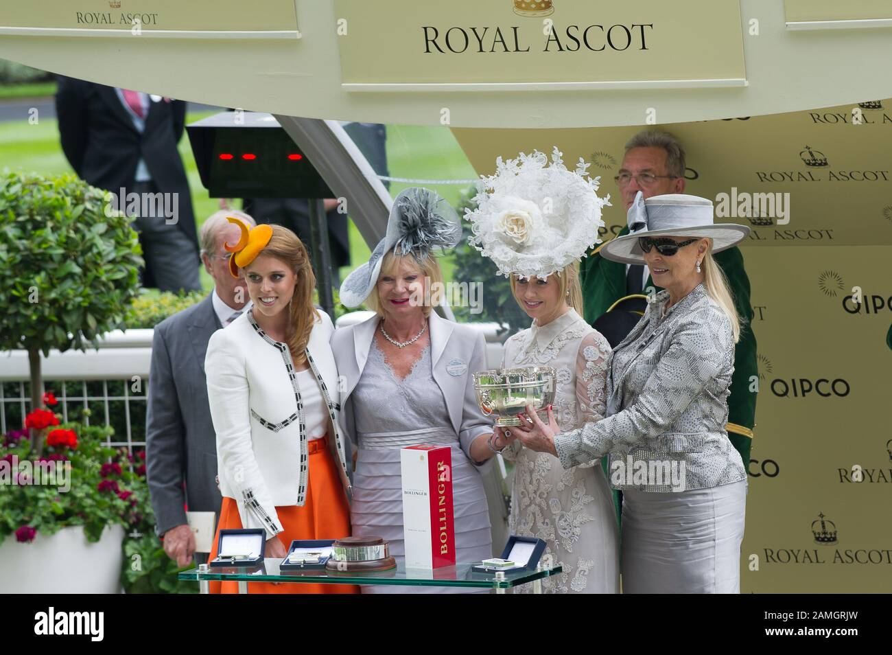 Royal Ascot, Courses D'Ascot, Berkshire, Royaume-Uni. 19 juin 2014. La princesse Beatrice remet un trophée aux propriétaires gagnants de l'anneau Parade aux Courses d'Ascot le jour des dames. Crédit : Maureen Mclean/Alay Banque D'Images