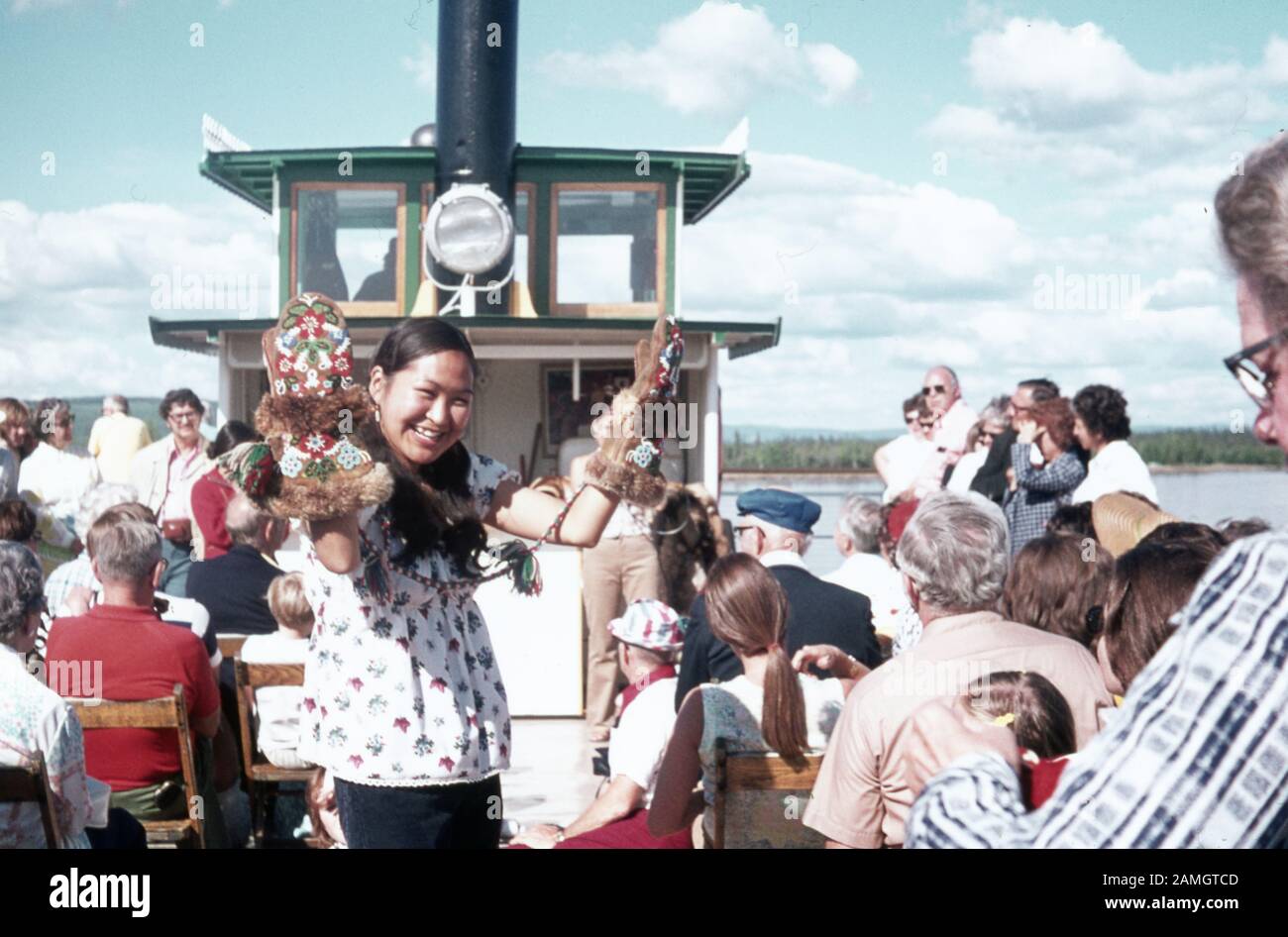 Photographie vernaculaire prise sur un film analogique de 35 mm transparent, qui est censé représenter les personnes qui se rassemblent sur un bateau pendant la journée, 1965. Les principaux sujets/objets détectés incluent Les Personnes. () Banque D'Images