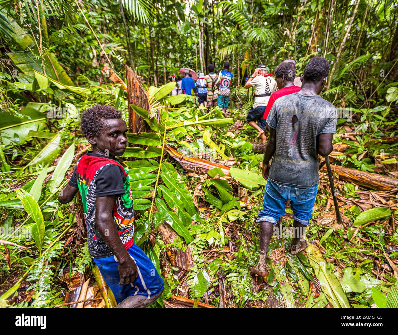 Des autochtones avec des invités étrangers dans la jungle de bougainville Banque D'Images