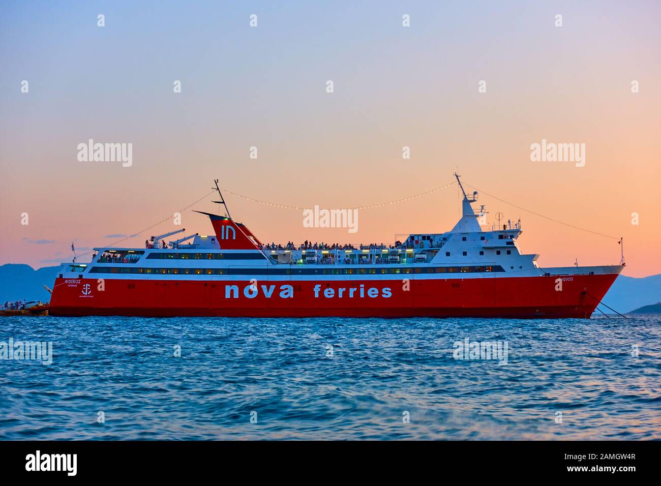 Aegina, Grèce - 15 septembre 2019 : traversier au port d'Aegina au crépuscule. Navire: Nova Ferries, 'Phivos' Banque D'Images