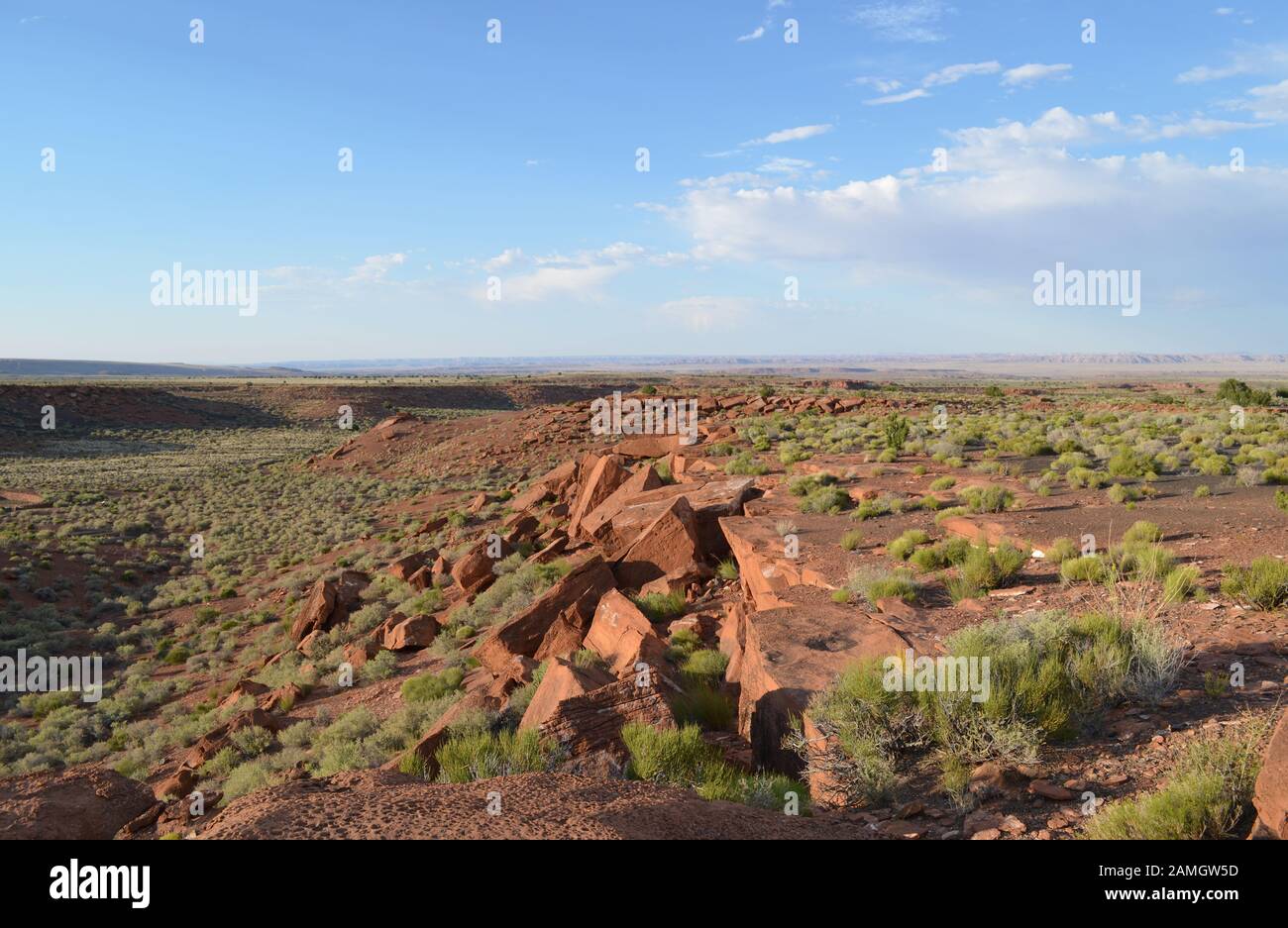 Au début de l'été en Arizona : Red Rock affleurant dans la région de Wupatki National Monument Banque D'Images