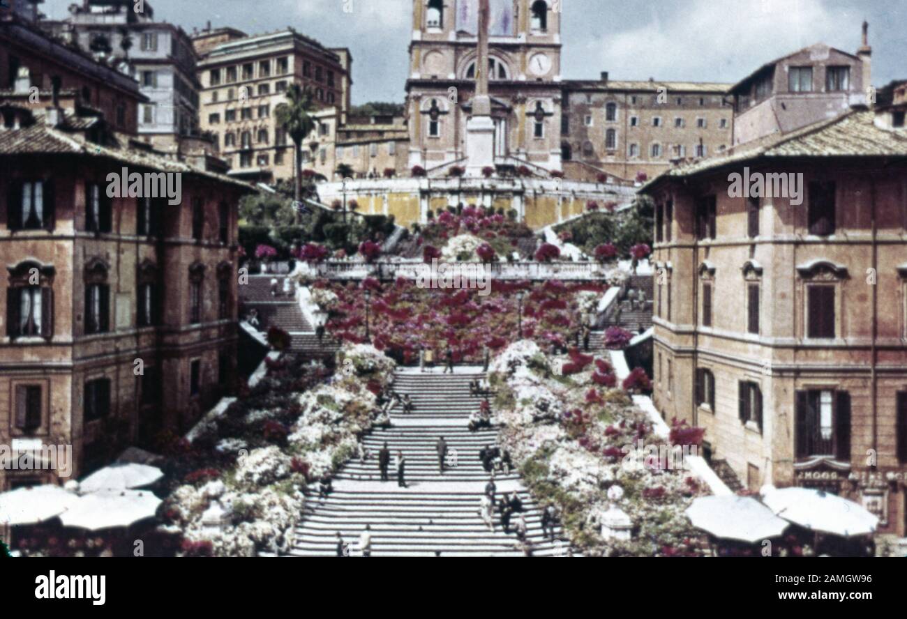 Vue aérienne sur la population et l'architecture de la place de l'Espagne, Rome, Italie, 1960. () Banque D'Images