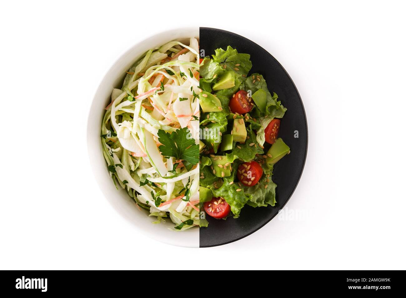 Coleslaw et montage de salade d'avocat isolé sur fond blanc Banque D'Images