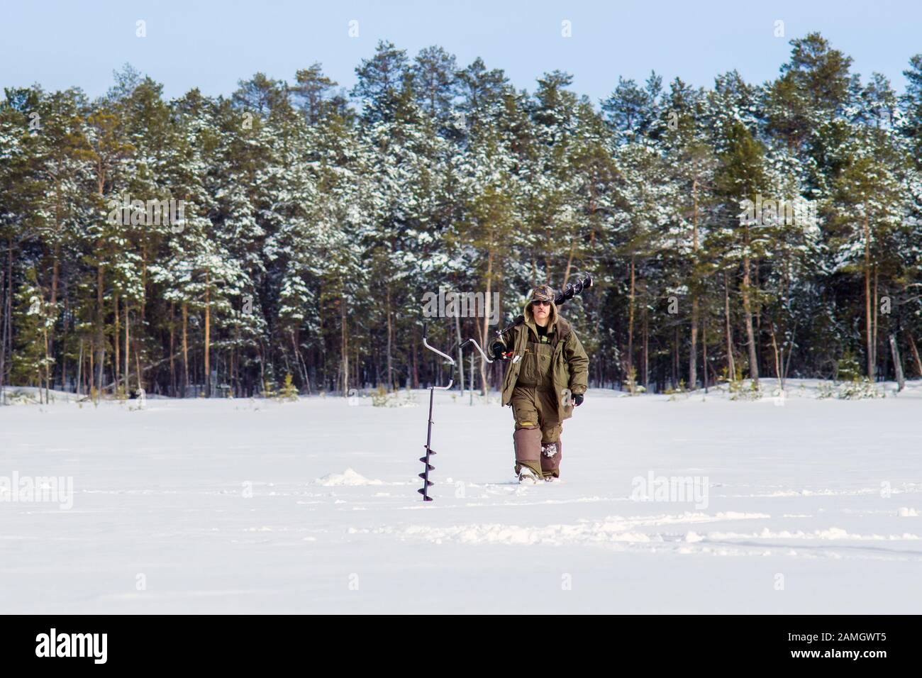 Frosty matin d'hiver la pêche sur la rivière. La pêche d'hiver. Vis de la glace près de Banque D'Images