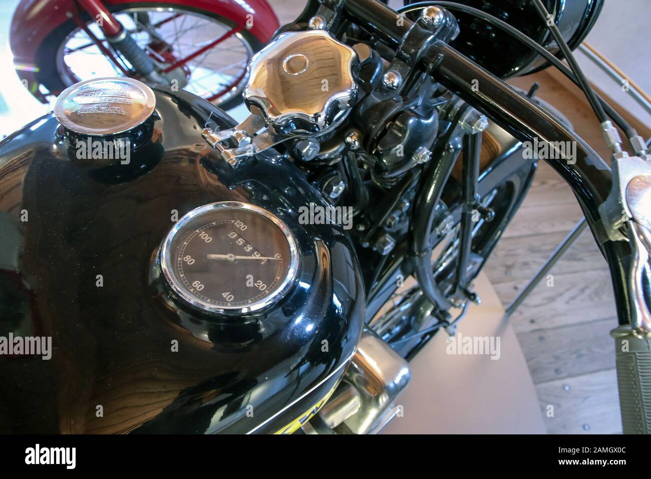 Le détail de l'ancienne moto avec une partie du châssis, du moteur, du  réservoir de carburant et du fil de carburant Photo Stock - Alamy