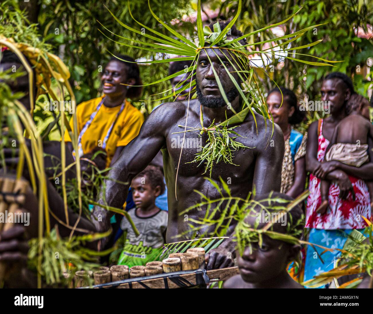 Sing-Sing traditionnel avec des invités étrangers sur l'île de Tautsina, Bougainville, Papouasie-Nouvelle-Guinée. Les habitants de Bougainville se distinguent également dans les mers du Sud en raison de leur peau particulièrement foncée Banque D'Images