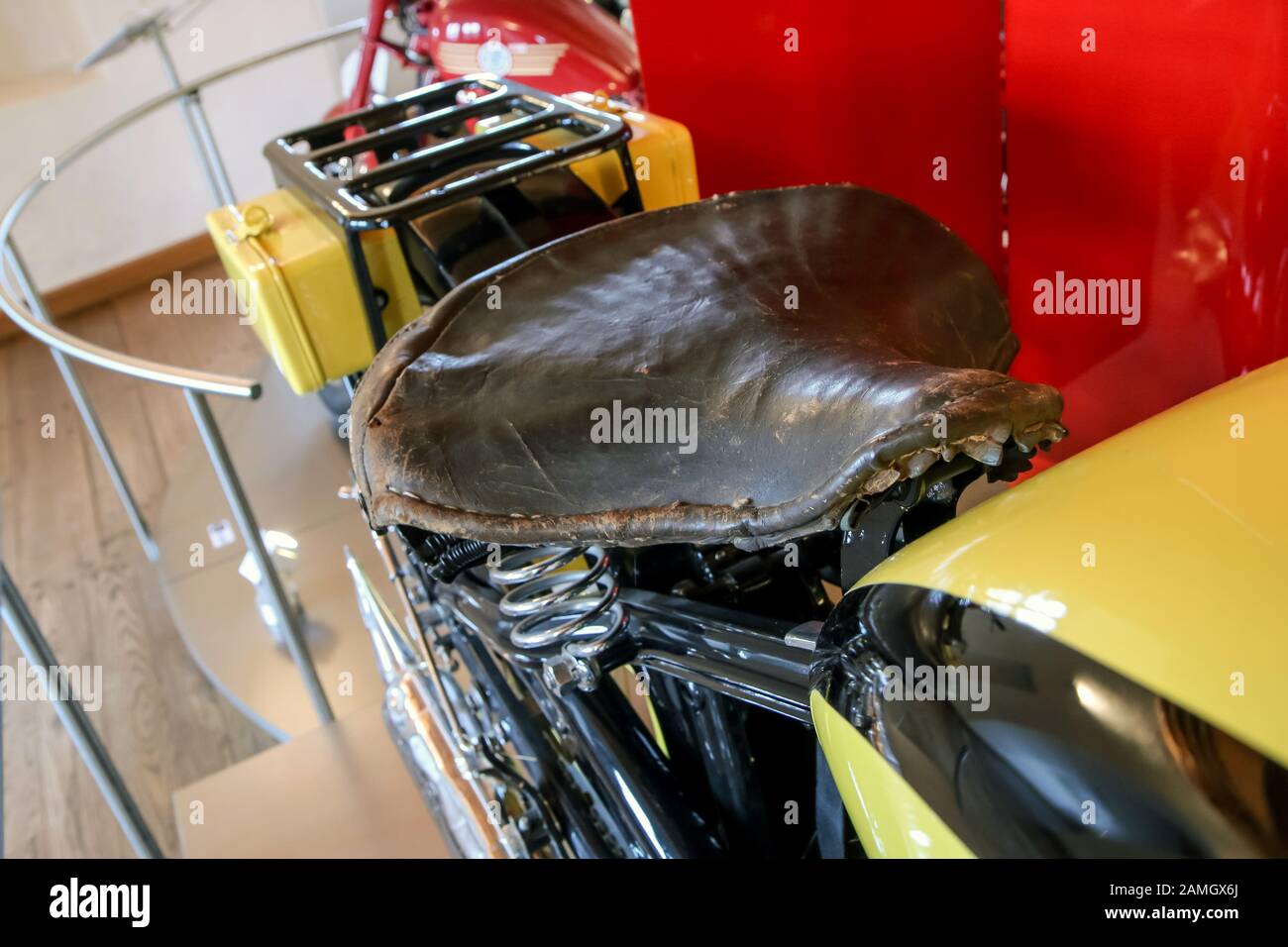 Le détail de l'ancienne moto avec une partie du châssis, du réservoir de  carburant et du siège en cuir avec ressorts de suspension Photo Stock -  Alamy