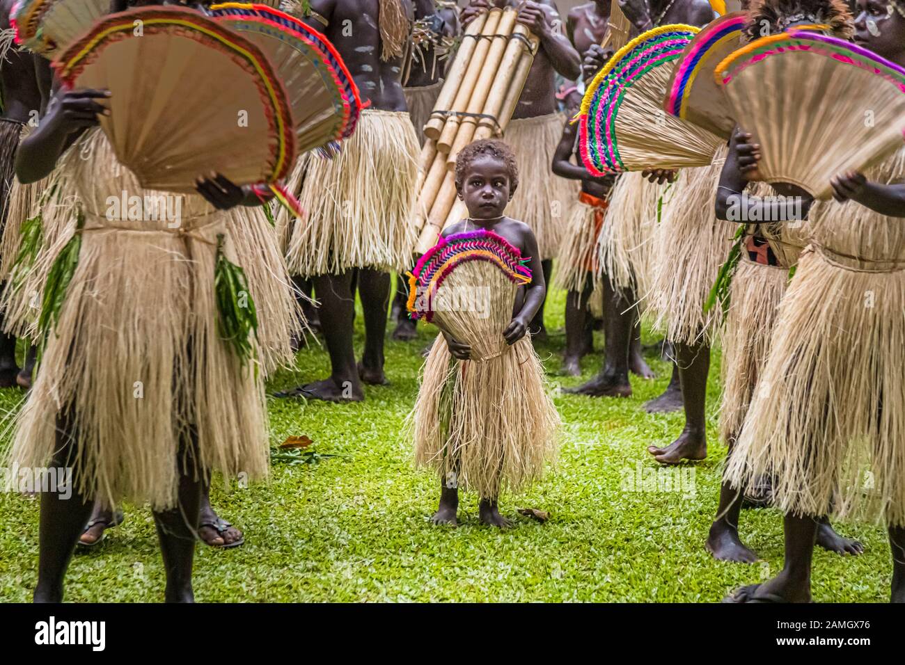 Sing-Sing traditionnel avec des invités étrangers sur l'île de Tautsina, Bougainville, Papouasie-Nouvelle-Guinée Banque D'Images