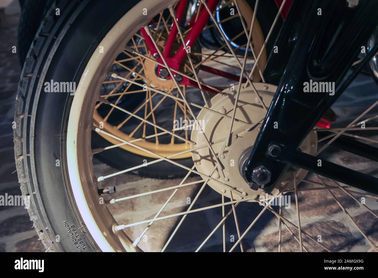 Le détail de l'ancienne moto avec une partie du châssis, de la suspension et de la roue avant avec laçage. Banque D'Images