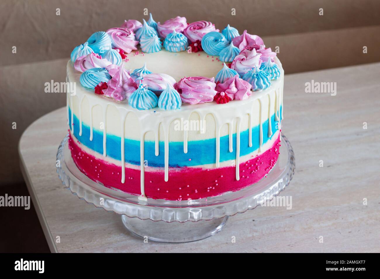 Gateau Festif Lumineux Avec Des Meringues Multicolores Sur Une Table Sur Un Fond Clair Sexe De Vacances De L Enfant A Naitre Photo Stock Alamy