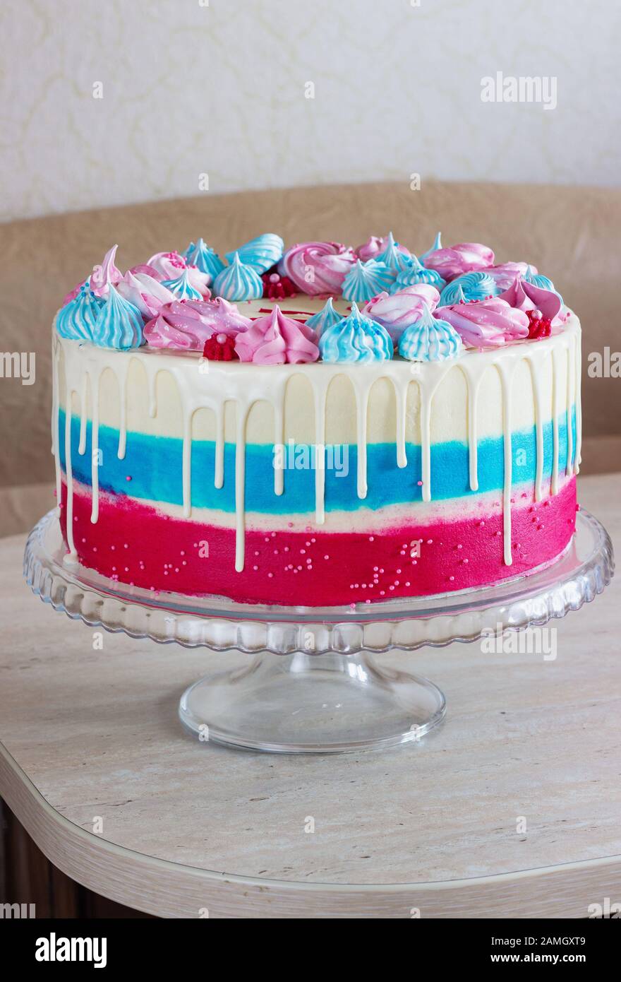 Gateau Festif Lumineux Avec Des Meringues Multicolores Sur Une Table Sur Un Fond Clair Sexe De Vacances De L Enfant A Naitre Photo Stock Alamy