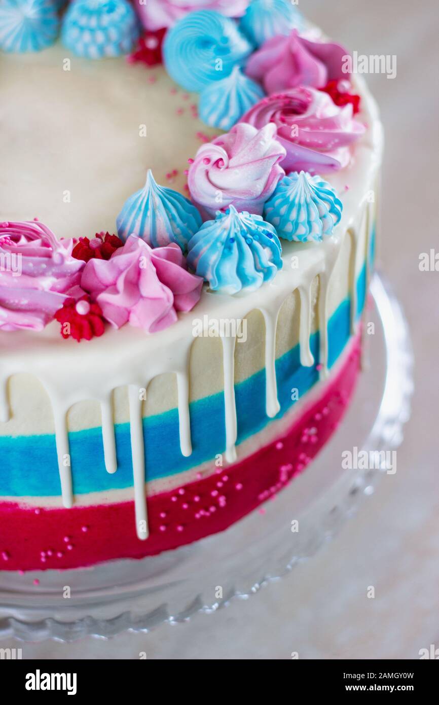 Gateau Festif Lumineux Avec Des Meringues Multicolores Sur Une Table Sur Un Fond Clair Sexe De Vacances De L Enfant A Naitre Photo Stock Alamy
