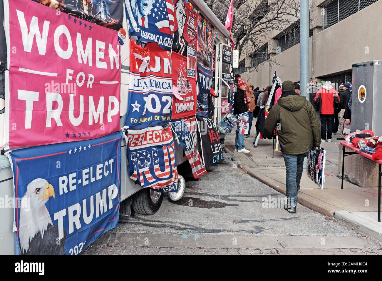 Un bus couvert d'affiches et de bannières politiques soutenant Trump est stationné à Tolède, Ohio, États-Unis lors d'une visite du président le 9 janvier 2020. Banque D'Images