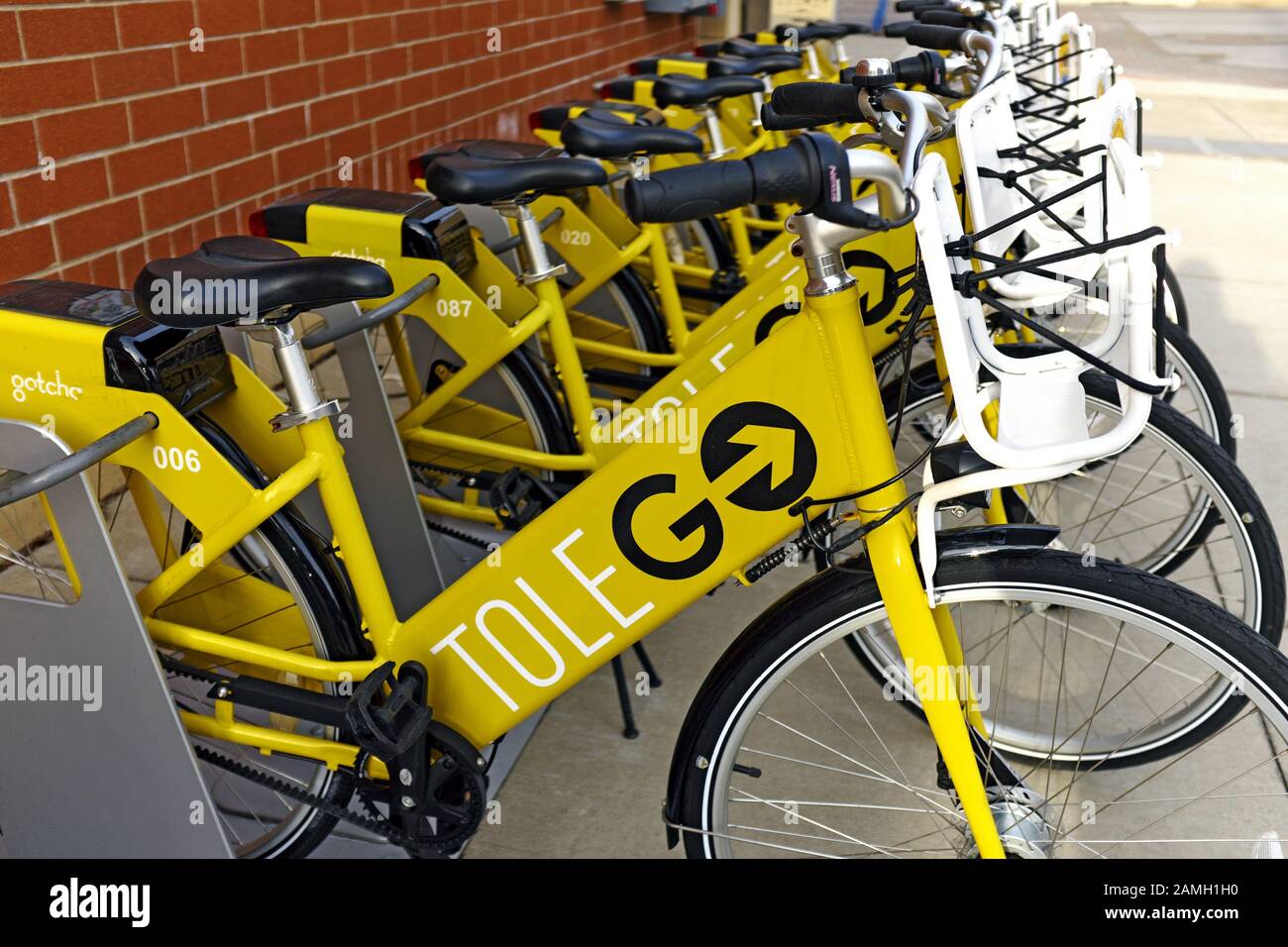 Disponible ToleGO vélo part bicyles stationné en rack pour la location dans le centre-ville de Tolède, Ohio, États-Unis. Banque D'Images