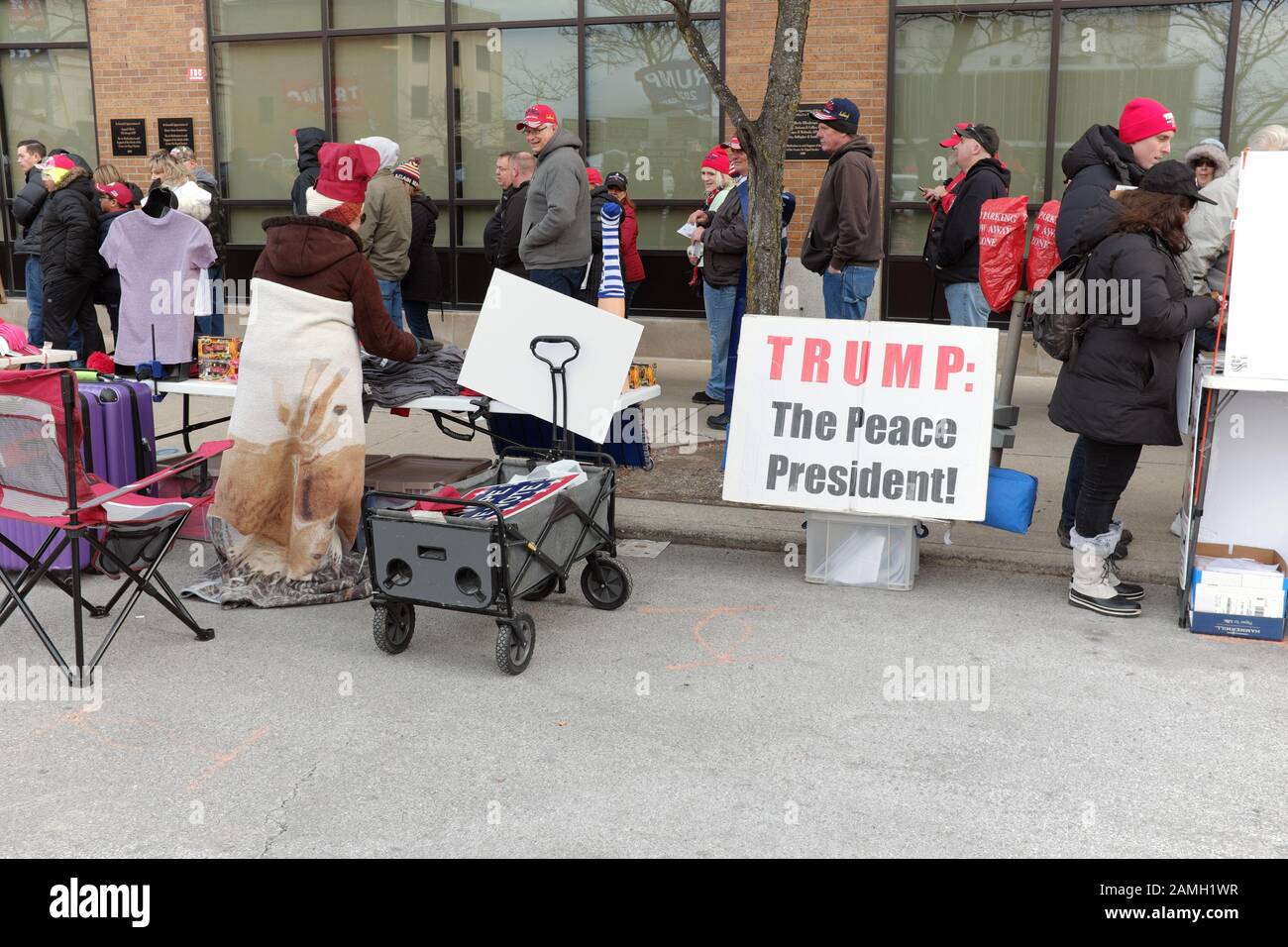 Le Président de la paix 'Trompette' fait partie de la scène de rue de Trump partisans en ligne pour assister à la Trump 2020 Rallye de réélection à Toledo, Ohio, USA. Banque D'Images