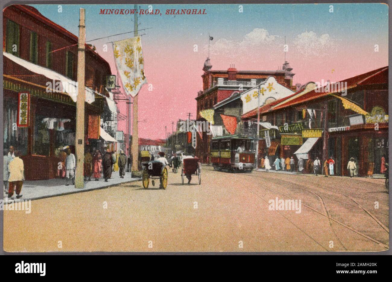 Carte postale illustrée d'une scène de rue animée, Mingkow Road, Shanghai, Chine, publiée par Young photo Co, 1912. De La Bibliothèque Publique De New York. () Banque D'Images