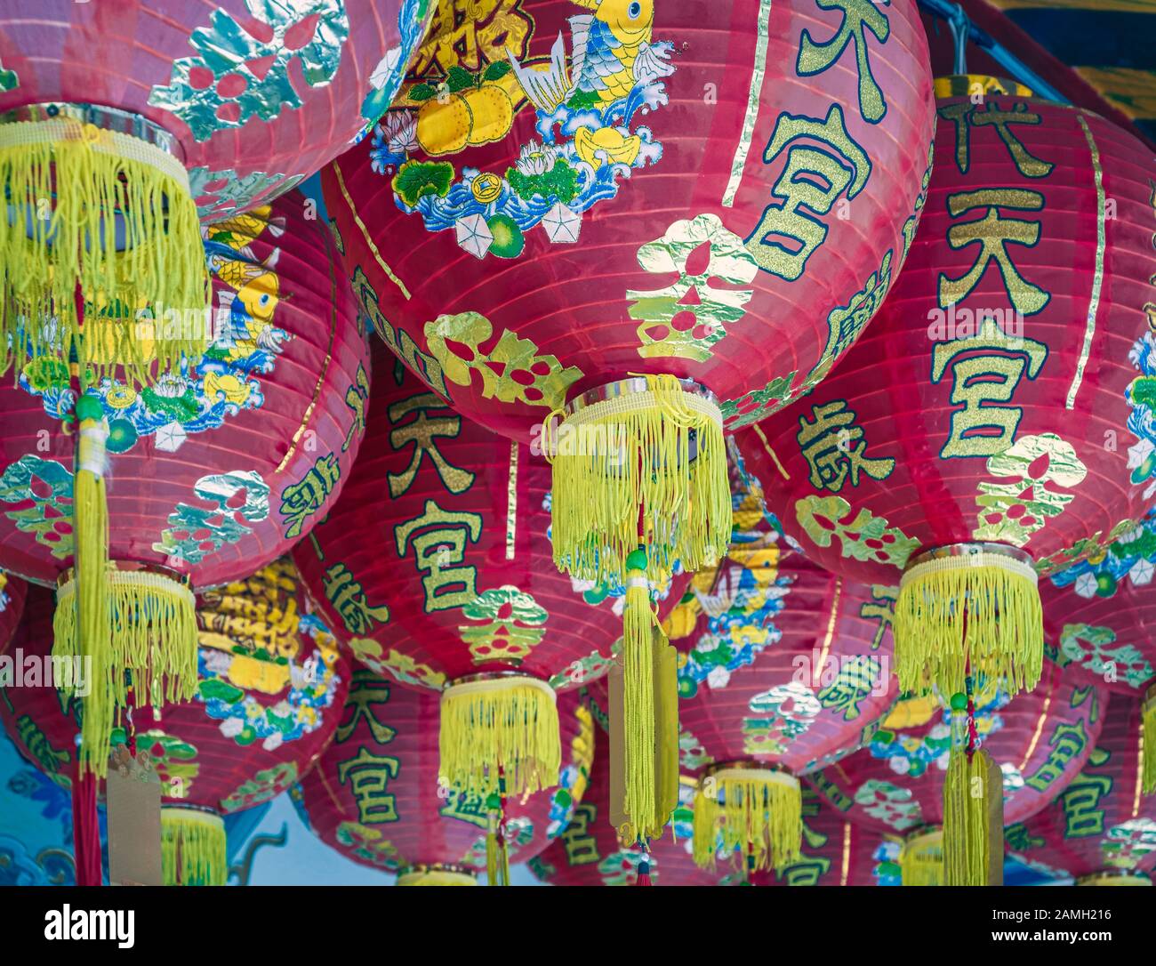 Lanternes chinoises multicolores dans le temple chinois à l'arrière-plan du jour Banque D'Images