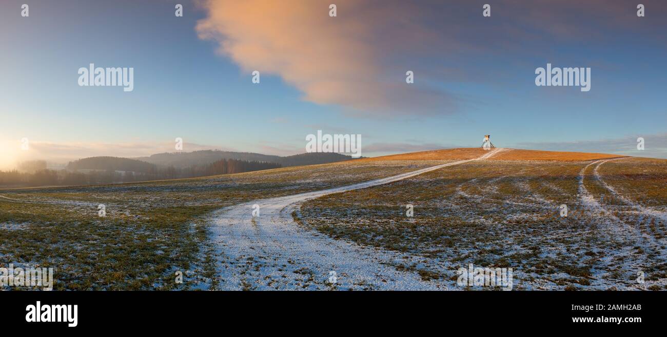 Tour de Lookout pour la chasse sur la colline au lever du soleil. Paysage d'hiver. Banque D'Images