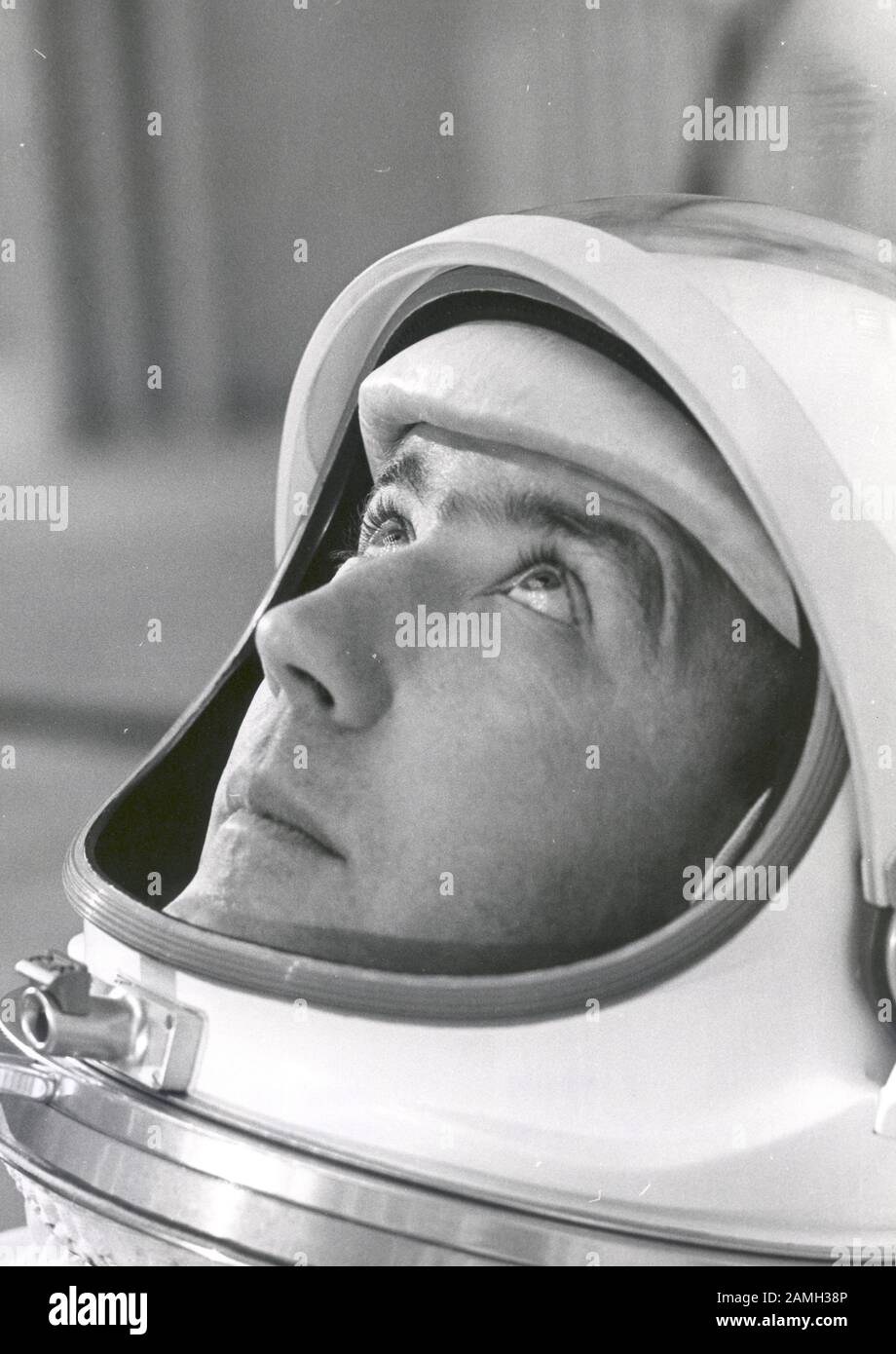 L'astronaute James A. McDivitt, commandant du vol américain Gemini IV, est adapté à la préparation des tests de poids et d'équilibre, le 21 mai 1965. Image de courtoisie NASA. () Banque D'Images