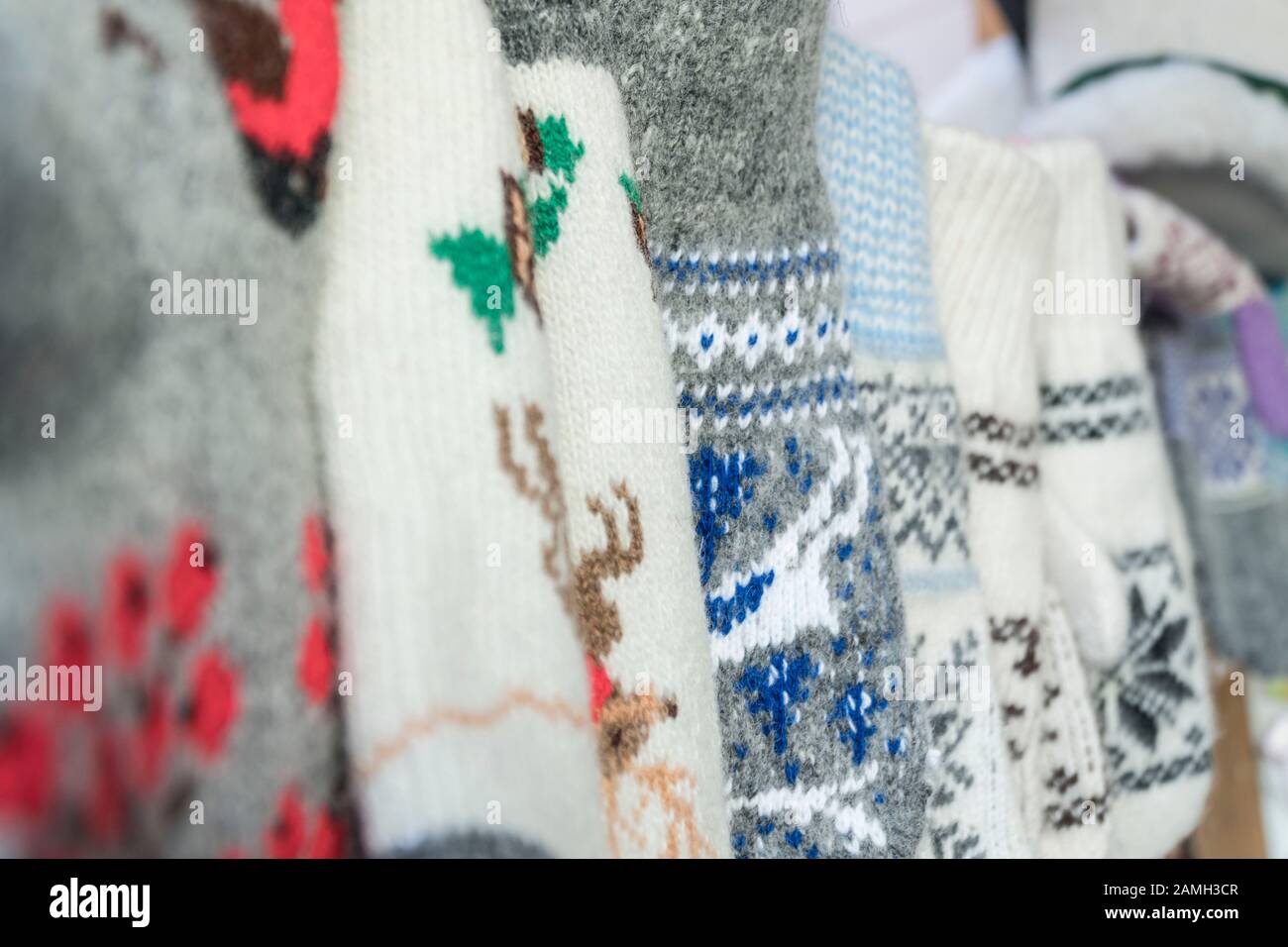 chaussettes tricotées pendues en toile de fond Banque D'Images