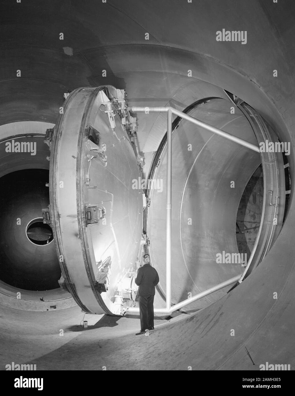 Valve oscillante à divers stades d'ouverture et de fermeture dans le tunnel sous vent supersonique, à ce qui est maintenant le Centre de recherche Glenn à Cleveland, Ohio, États-Unis, 17 mai 1956. Image de courtoisie NASA. () Banque D'Images