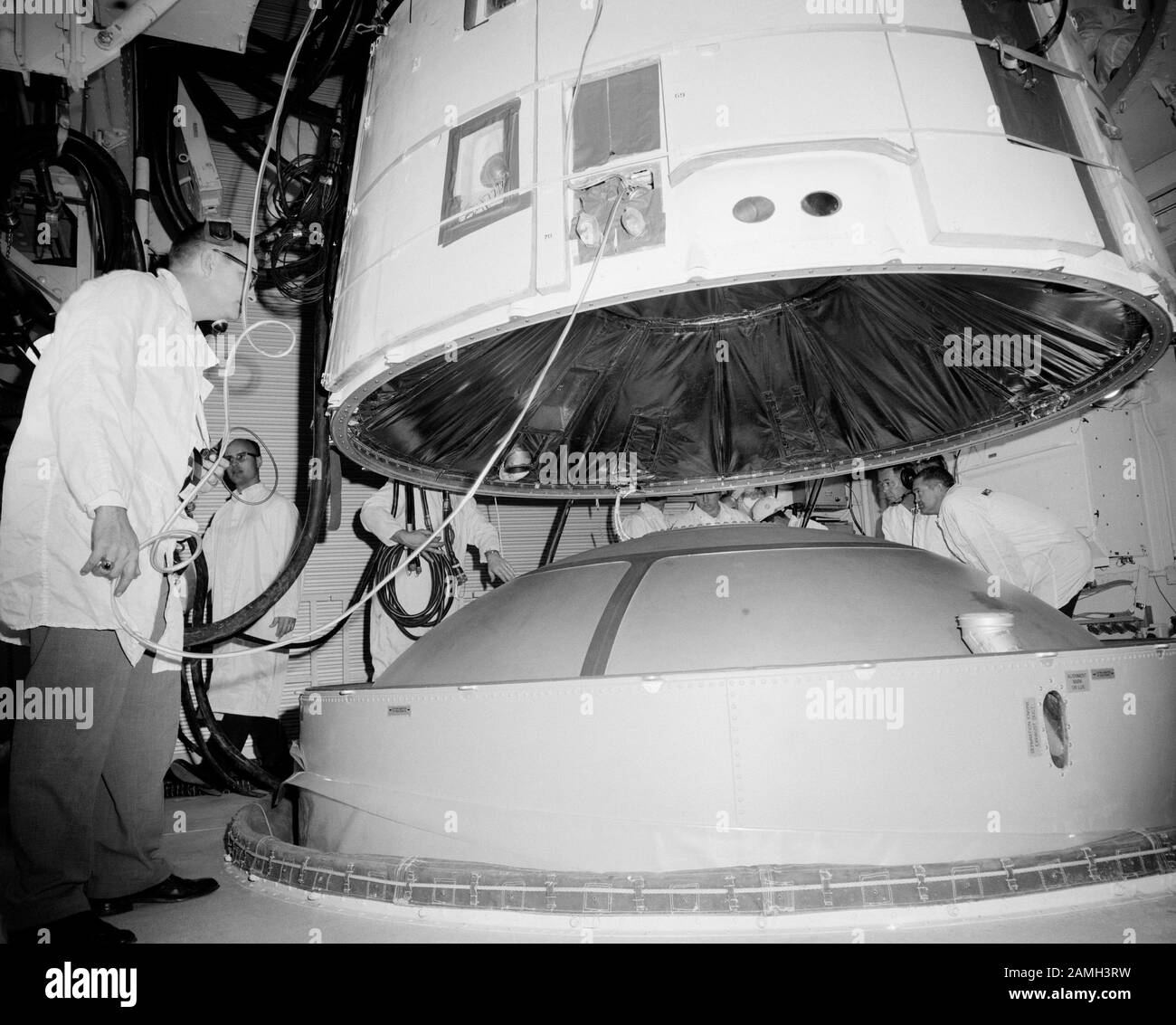 L'engin spatial Gemini III étant connecté au véhicule de lancement Titan II dans la salle blanche du Pad 19 au Kennedy Space Center, Merritt Island, Floride, États-Unis, février 1965. Image de courtoisie NASA. () Banque D'Images