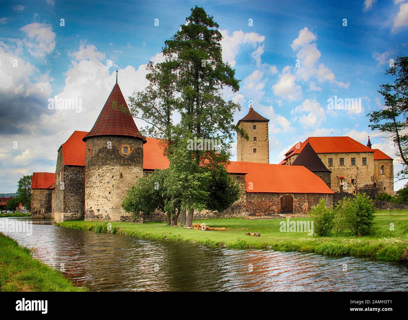 Le château d'eau de Svihov est situé dans la région de Pilsen, en République tchèque, en Europe. Il y a un canal d'eau autour du château de pierre Banque D'Images