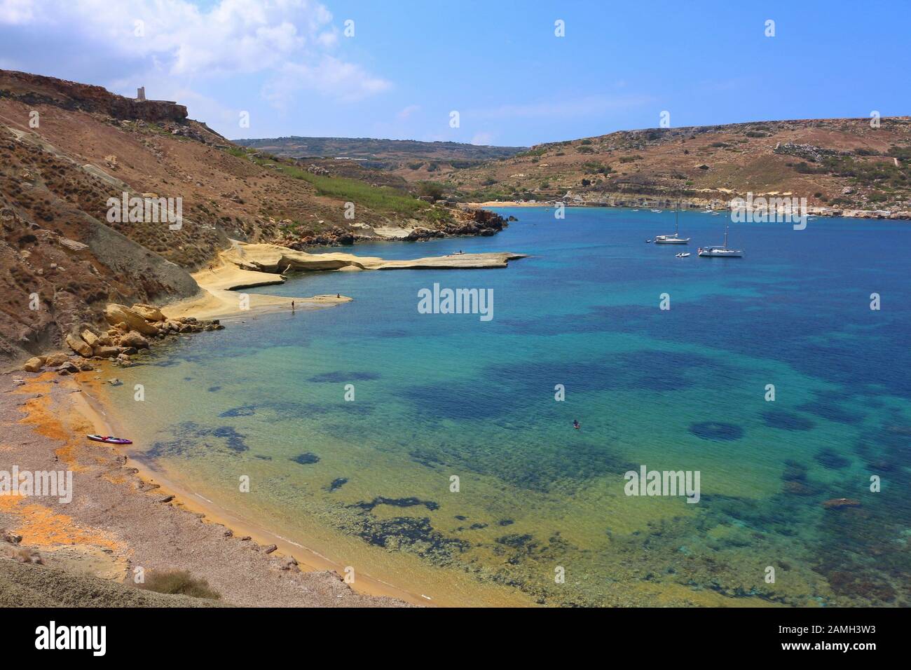 Belle Gnejna Bay à Malte sur une journée ensoleillée Banque D'Images