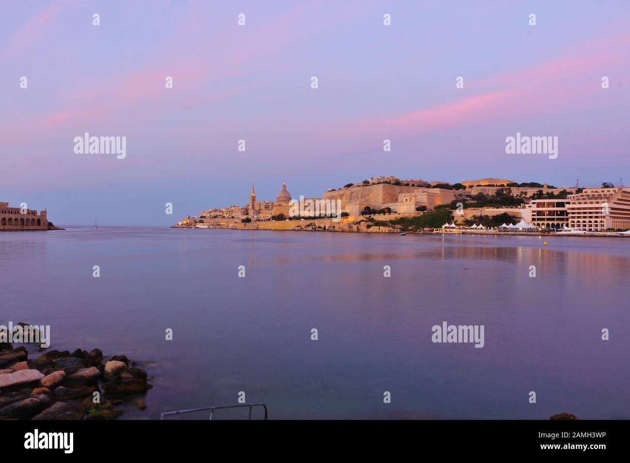 Belle Vue de La Valette à Malte. Photo prise dans le soleil du soir de Ta' Xbiex. Banque D'Images