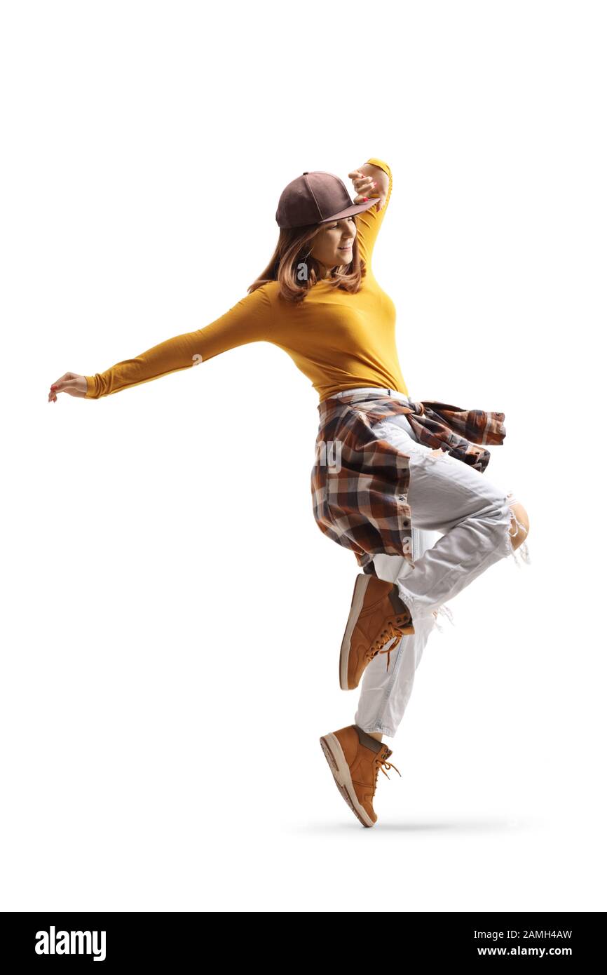 Jeune femme dans des vêtements tendance et décontractés dansant isolé sur fond blanc Banque D'Images