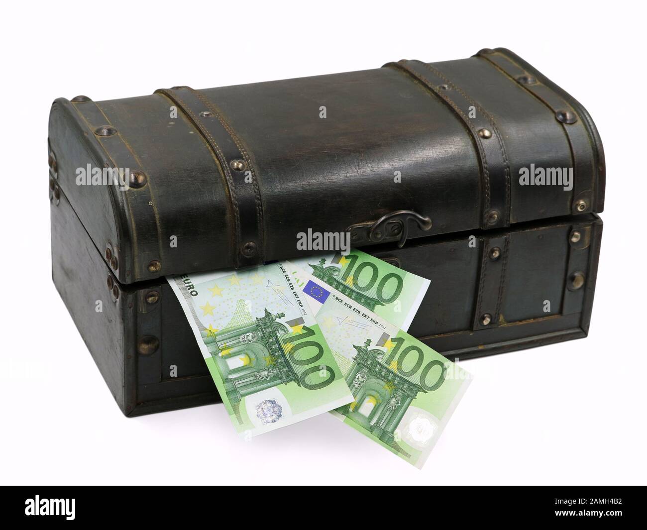 Trésor avec cent billets en euros isolés sur fond blanc Banque D'Images