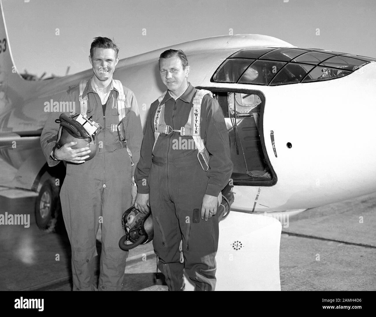 Photo des pilotes du NACA Robert Champine et Herbert Hoover se tenant à côté du Bell X 1, un avion propulsé par un moteur de fusée, septembre 1949. Image de courtoisie NASA. () Banque D'Images