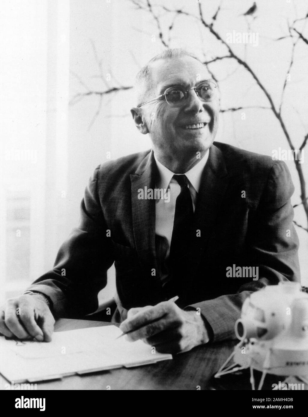 Photographie du scientifique aéronautique américain et du fonctionnaire Dr Hugh L. Dryden, qui a été administrateur adjoint de la NASA du 19 août 1958 jusqu'à sa mort en 1965, 1976. Image de courtoisie NASA. () Banque D'Images